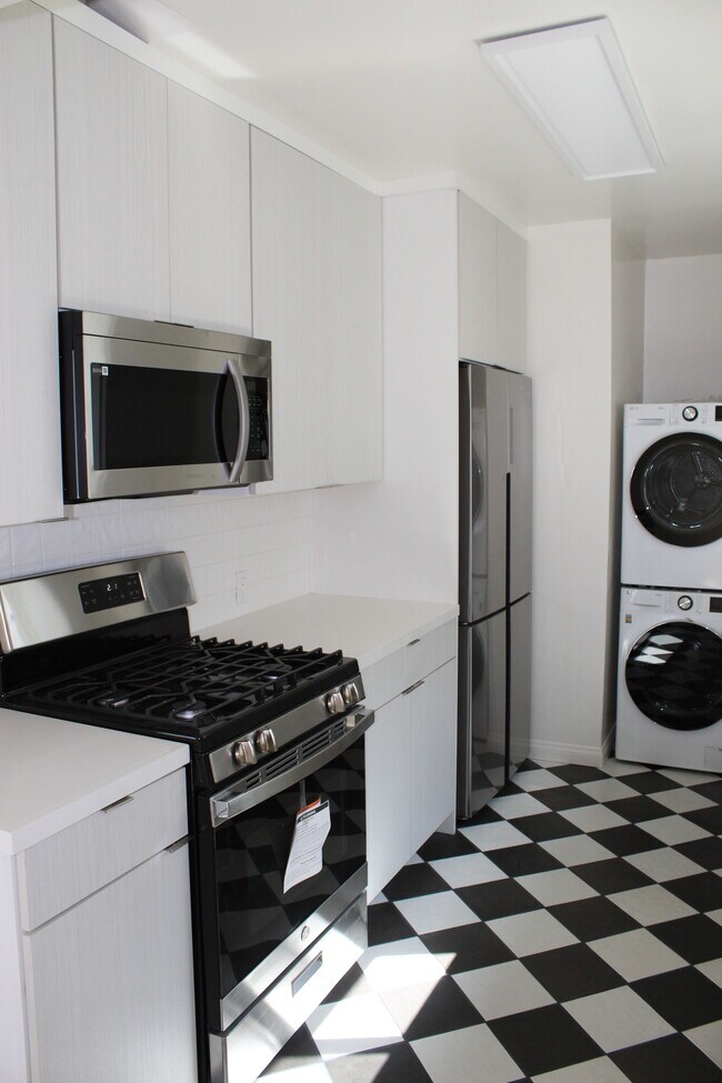 Photo - 5804 San Vicente Blvd