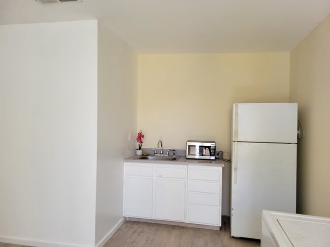 Kitchenette - 6251 Canby Ave Unit Guesthouse