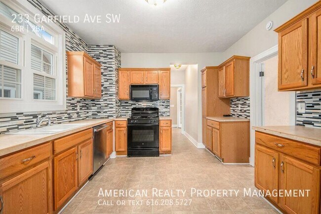 Photo - 233 Garfield Ave SW