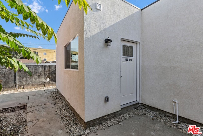 Building Photo - 222 E Vernon Ave