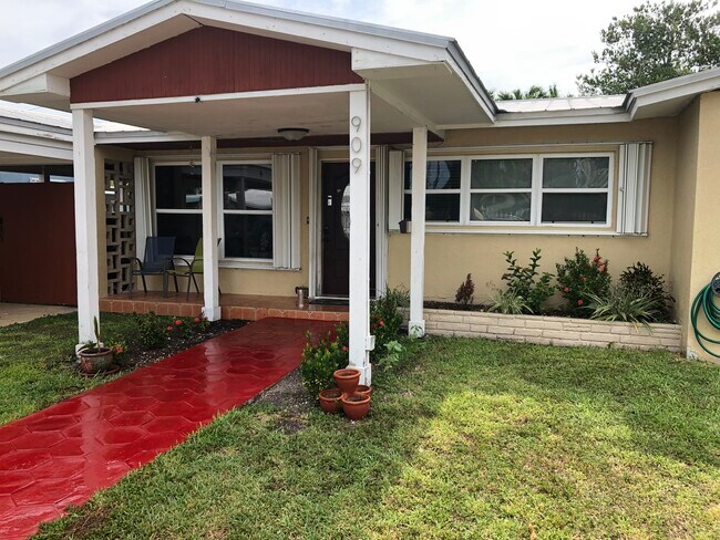 Photo - 909 17th Ter