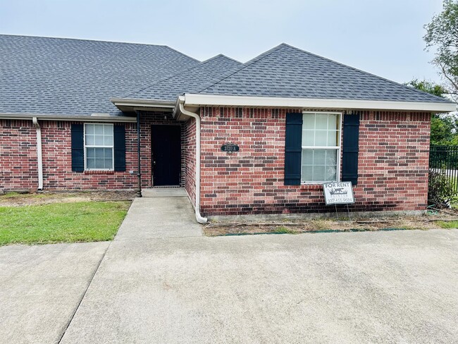 Building Photo - 2720 Ryan Rd