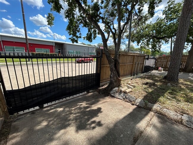 Photo - 5305 Southlea St