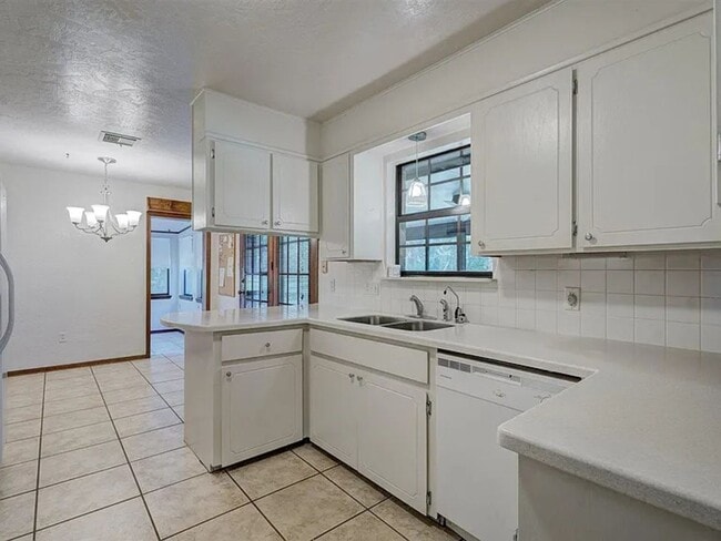 Photo - 406 Shady Ln