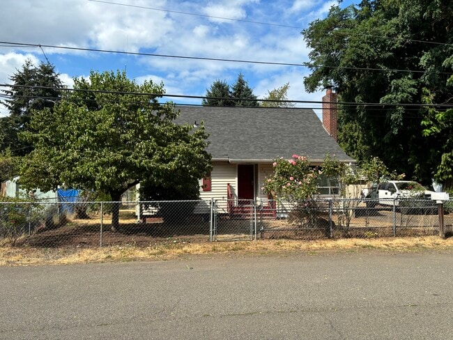 Building Photo - 1606 NE Edge Park Dr Unit Basement Apartment