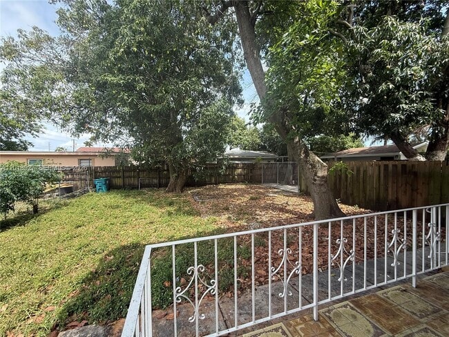 Building Photo - 435 NW 44th Ave