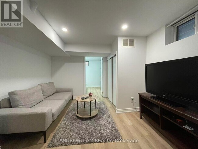 Photo - 382 Lynett Crescent