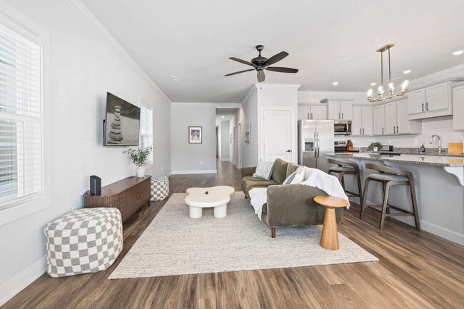 Building Photo - 913 NE Hts Ln