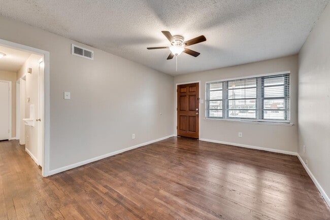 Photo - 2605 W Walnut St