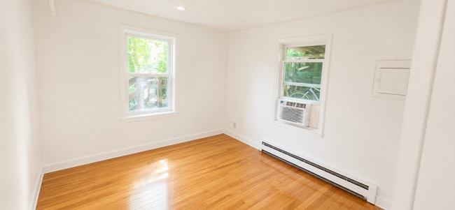 Bedroom w/Closet - 147 Woodbine Ave Unit 1NN