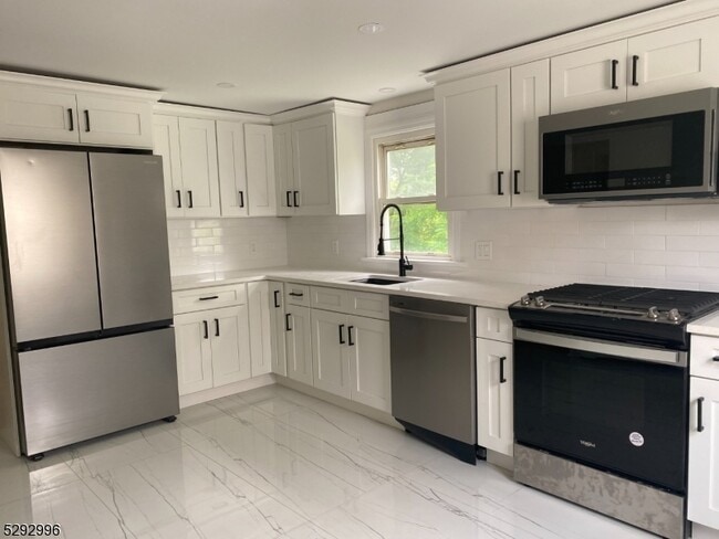 Photo - 536 Broughton Ave