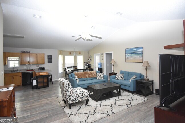 218 Lake Forest Dr