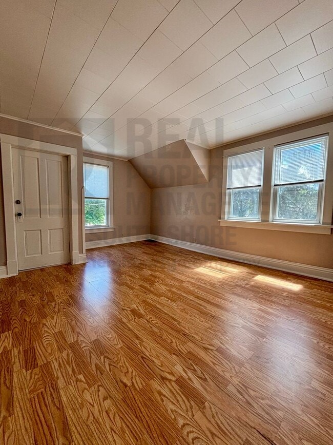 Building Photo - Charming 1 Bedroom + Den with Private Entrance & Vintage Character Unit 502 1/2 East Lincolnway
