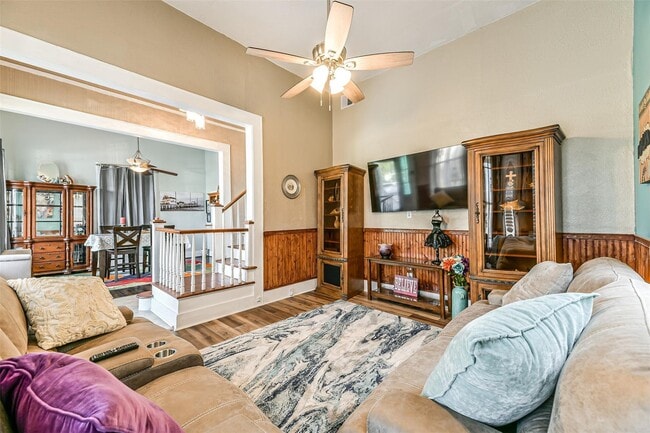 Photo - 1421 Winnie St