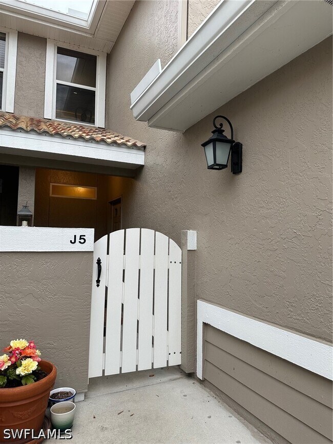 Building Photo - 306 Emerald Bay Cir Unit J5