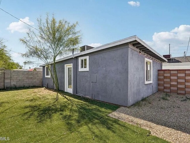 Building Photo - 2118 E Oak St