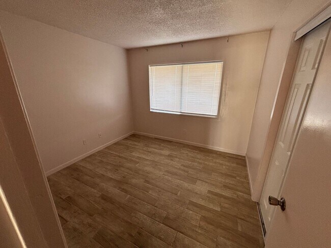 Photo - 937 W Donovan Rd