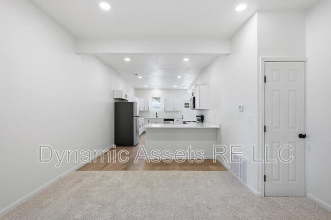 Photo - 542 E 23rd St