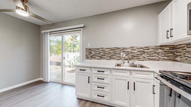 Kitchen/dining 2x1 - University Square Apartments