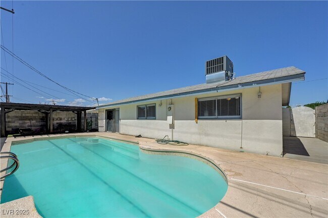 Photo - 6413 Bannock Way