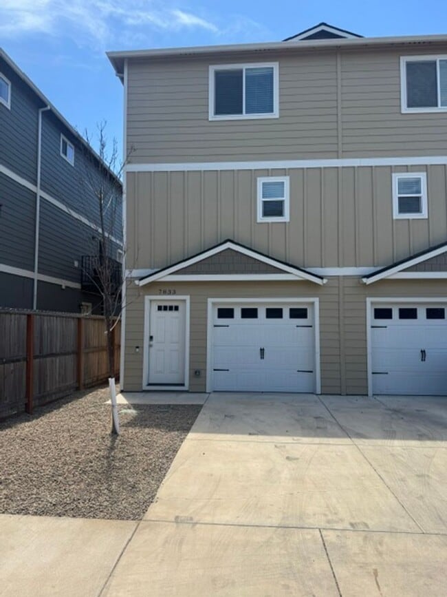 Building Photo - LIKE - NEW 3- BEDROOM TOWNHOME W/ GARAGE, FENCED YARD & PRIVATE 3RD BEDROOM OFF GARAGE