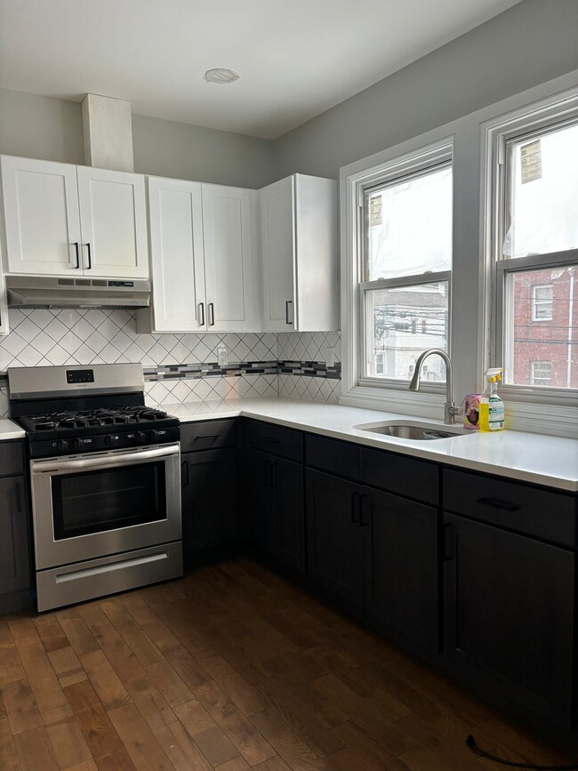 Building Photo - 649 Grove St Unit 2L Rental