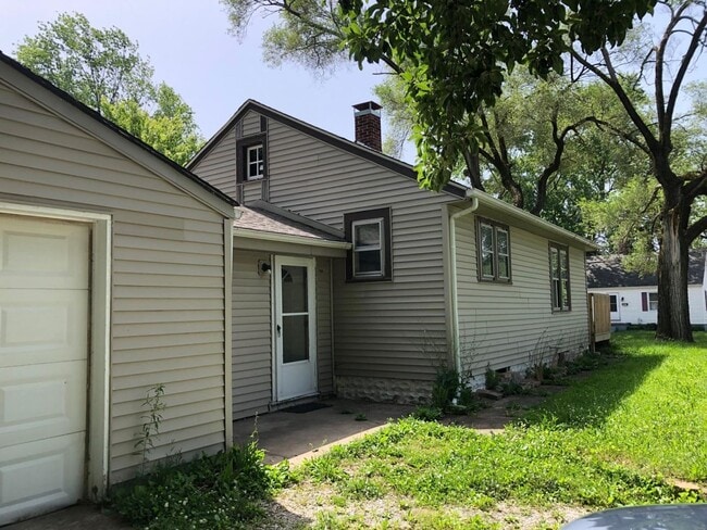 Building Photo - Updated 2 Bed 1 Bath single family home