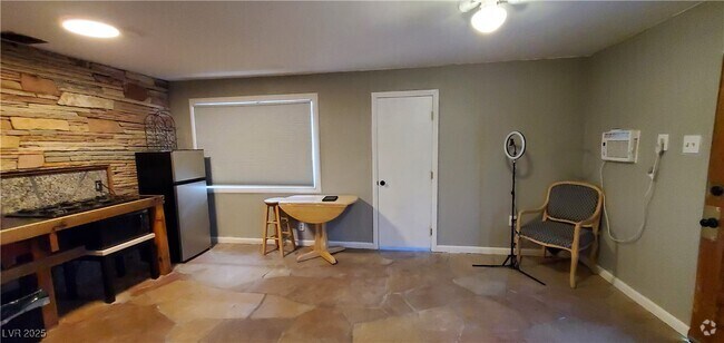 Building Photo - 2532 N Arrowhead St Rental