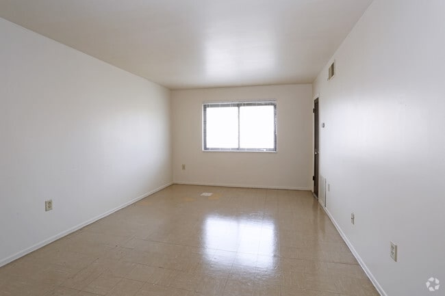 3BR, 1BA - 960 SF