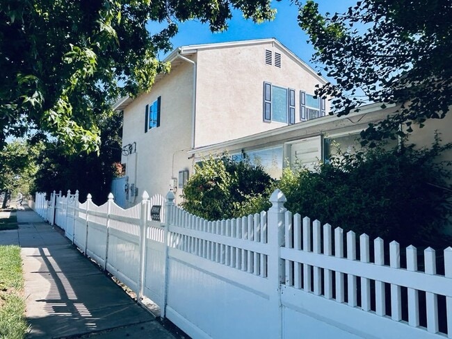 Photo - 13859 Valerio St