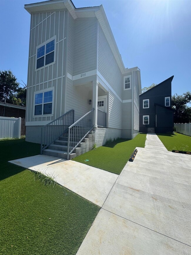 Building Photo - 2111 Owens St Unit 1