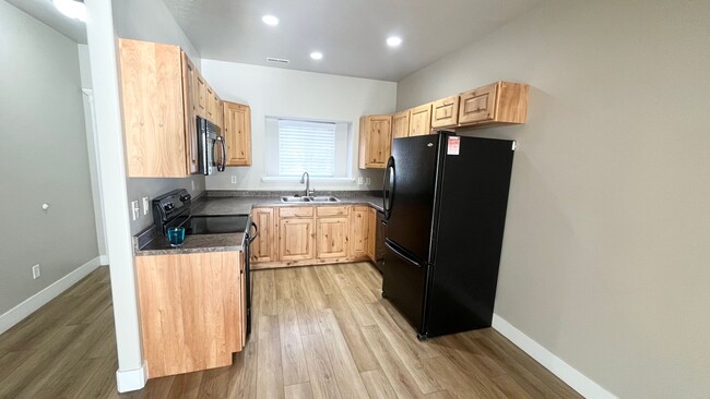 Building Photo - 3 Bedroom/2.5 Bathroom Townhome in Riverton