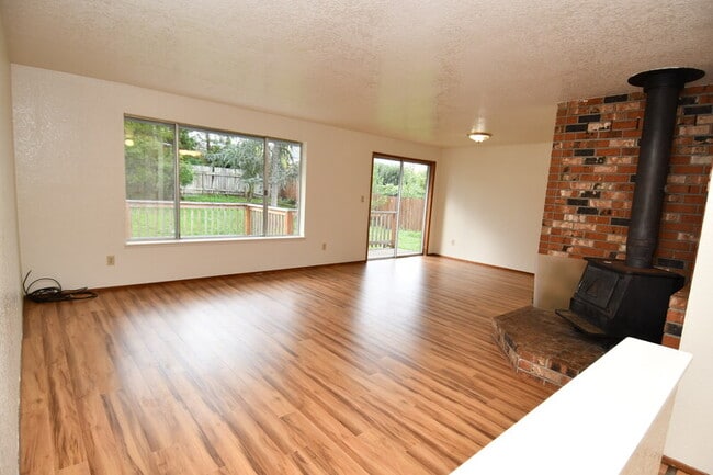 Photo - 805 NE Ash Ct