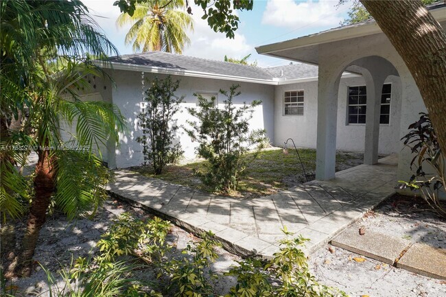 Building Photo - 1735 SW 25th Ave Rental