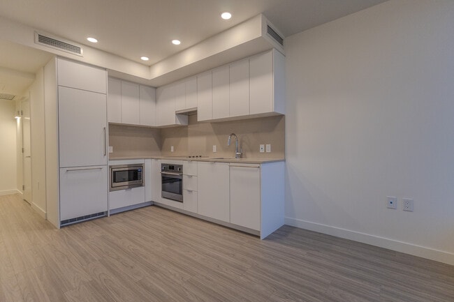 Photo - 13675-1107A 107A Ave