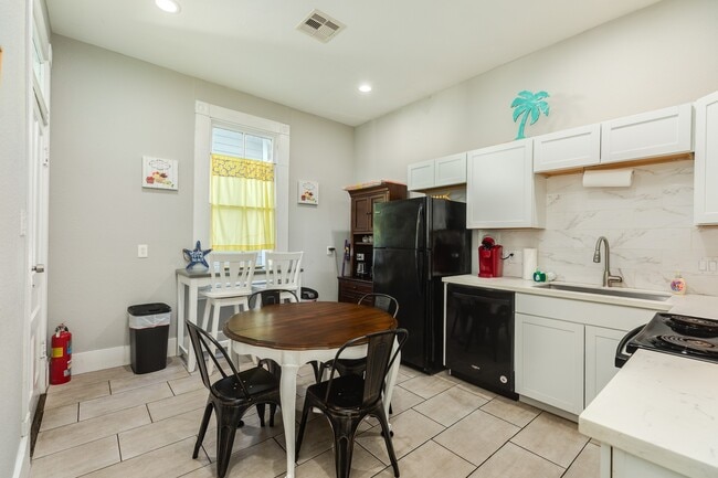 Photo - 415 14th St