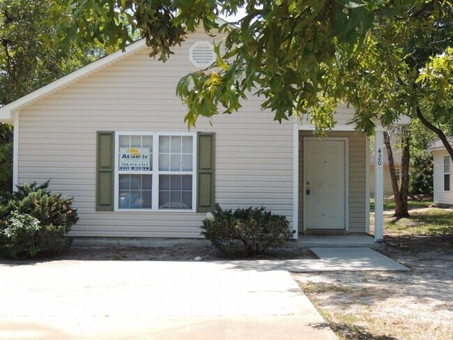 Building Photo - 3 Bedroom, 2 Bath House Available On Wesle...