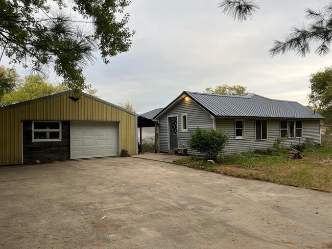 Photo - 9075 17 Mile Rd