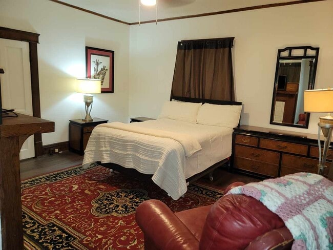 fully furnished limit 2 people - 504 Glover St Rental