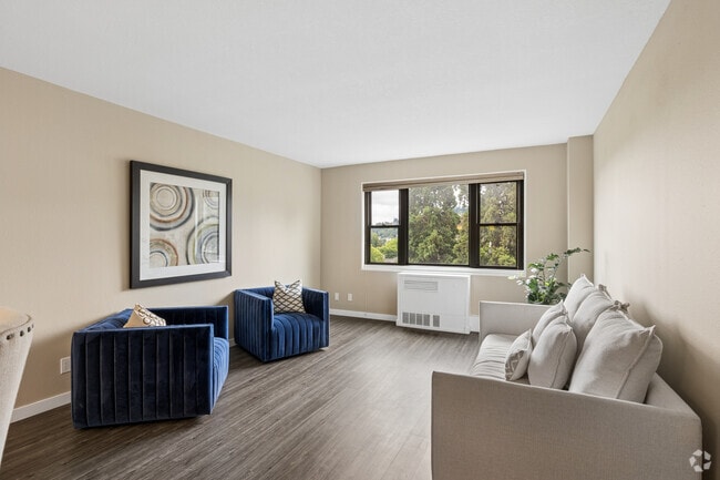 1BR, 1BA - 650SF - Living Room