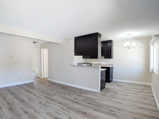 2841 Montrose Ave - 2841 Montrose Ave Apartments