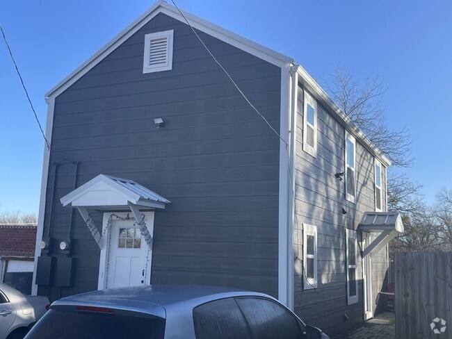 Building Photo - Spacious, quiet downstairs Unit A Rental