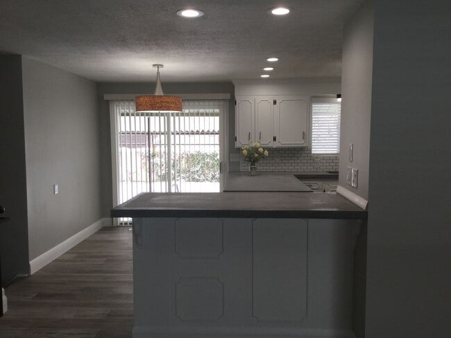 Photo - 2194-4300 4300 S St