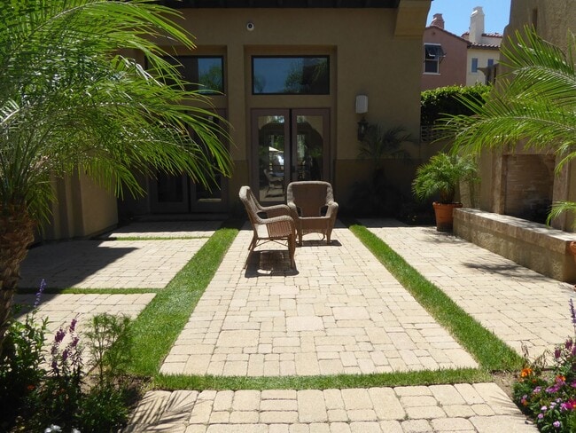 Building Photo - Conveniently located 3 BR, 3 Bath townhome in Coronado Ranch, close to everything.