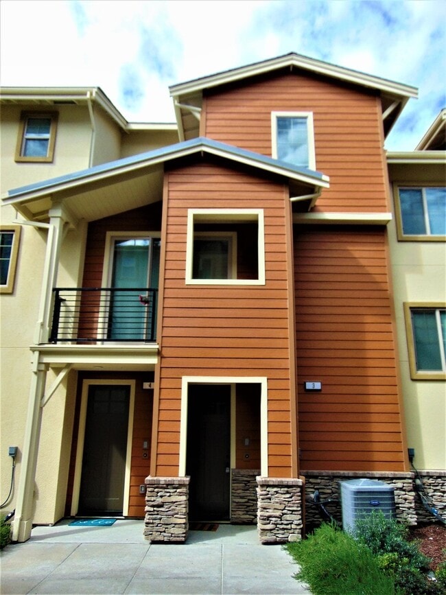 Building Photo - Beautiful Brand New Townhome in Sage Community