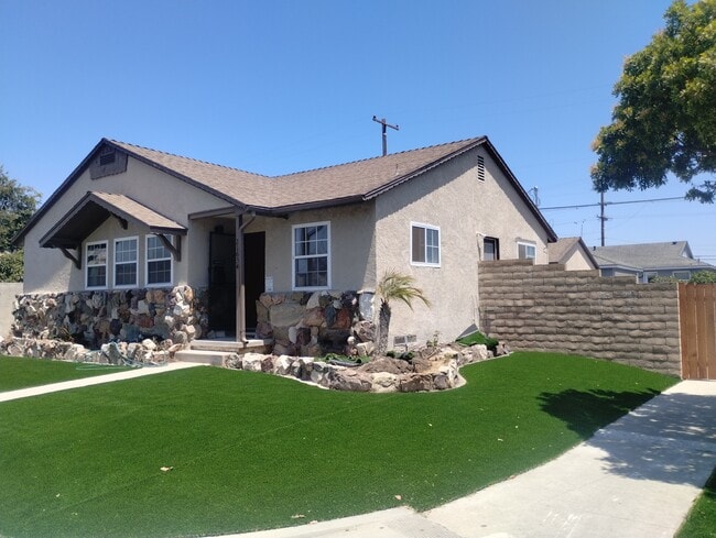 Building Photo - 21634 Linda Dr Rental