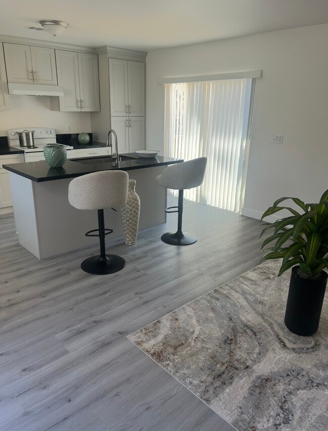 Photo - 218 E 83rd St