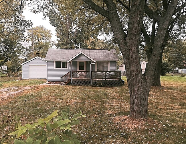 Photo - 2 bedroom/ 1 bathroom ranch with porch on ...