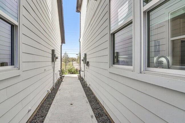 Photo - 5111 Briscoe St