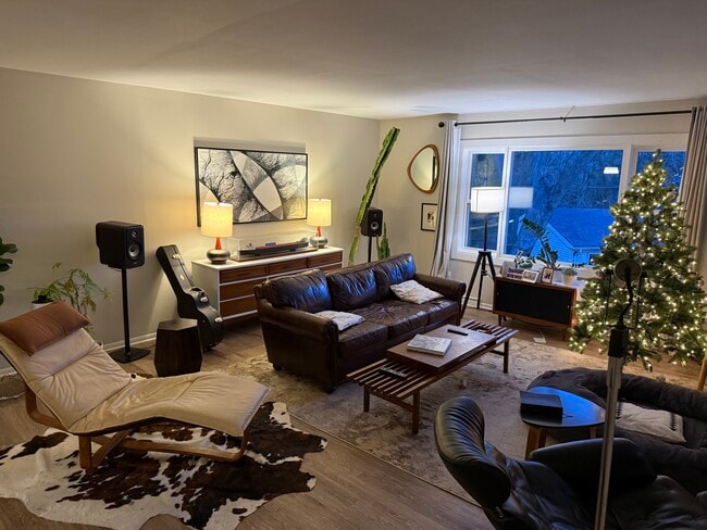 Photo - 13360 W Bluemound Rd Unidad #3